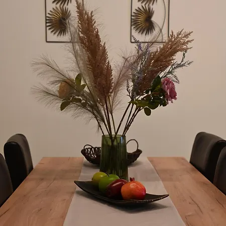 Elias House Apartman *